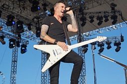 На концерте THEORY OF A DEADMAN обвалился потолок На концерте THEORY OF A DEADMAN обвалился потолок