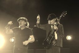 ��������� ����������� �������� AC/DC � ����� �� ����